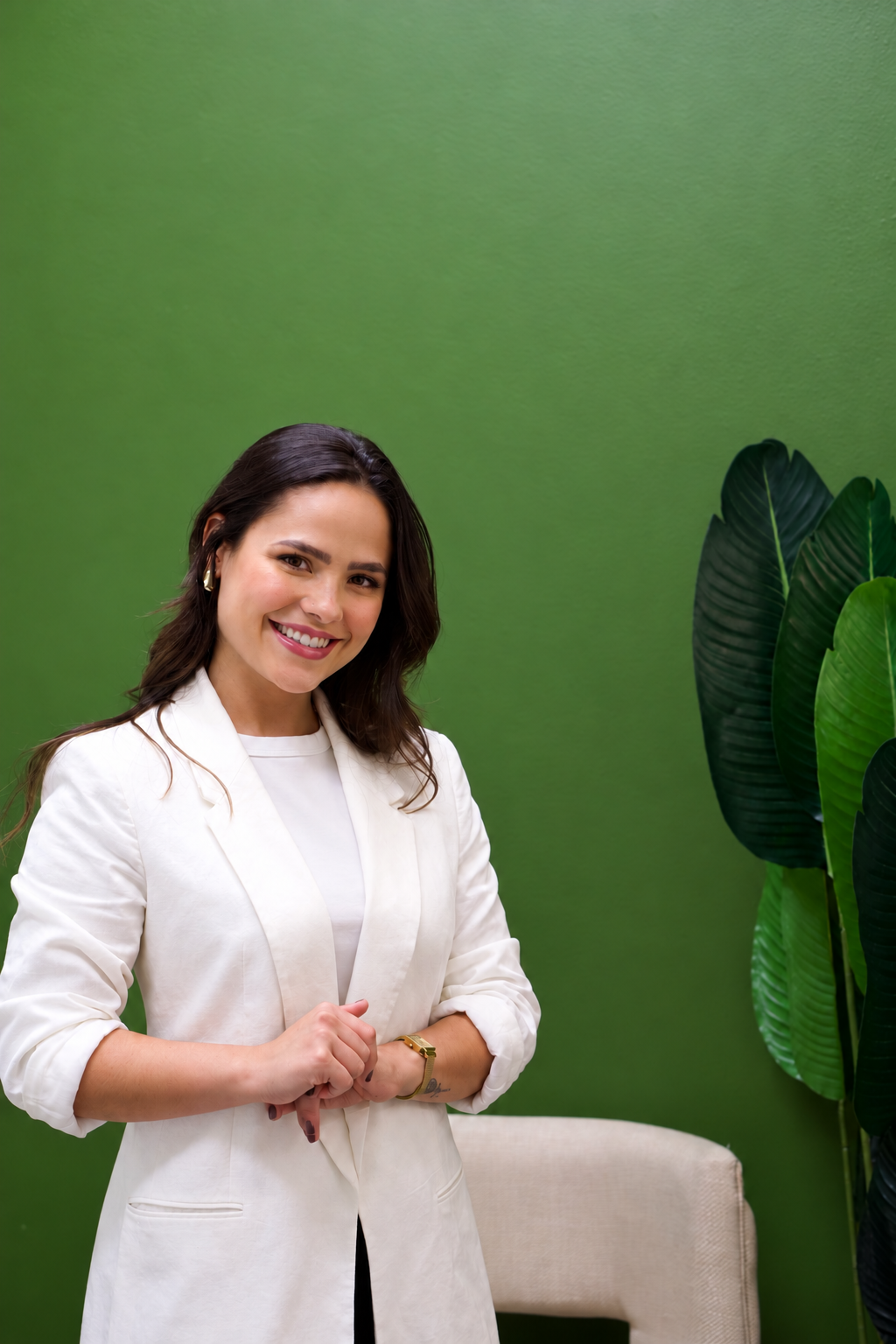 Beatriz Siman em seu espaço de trabalho